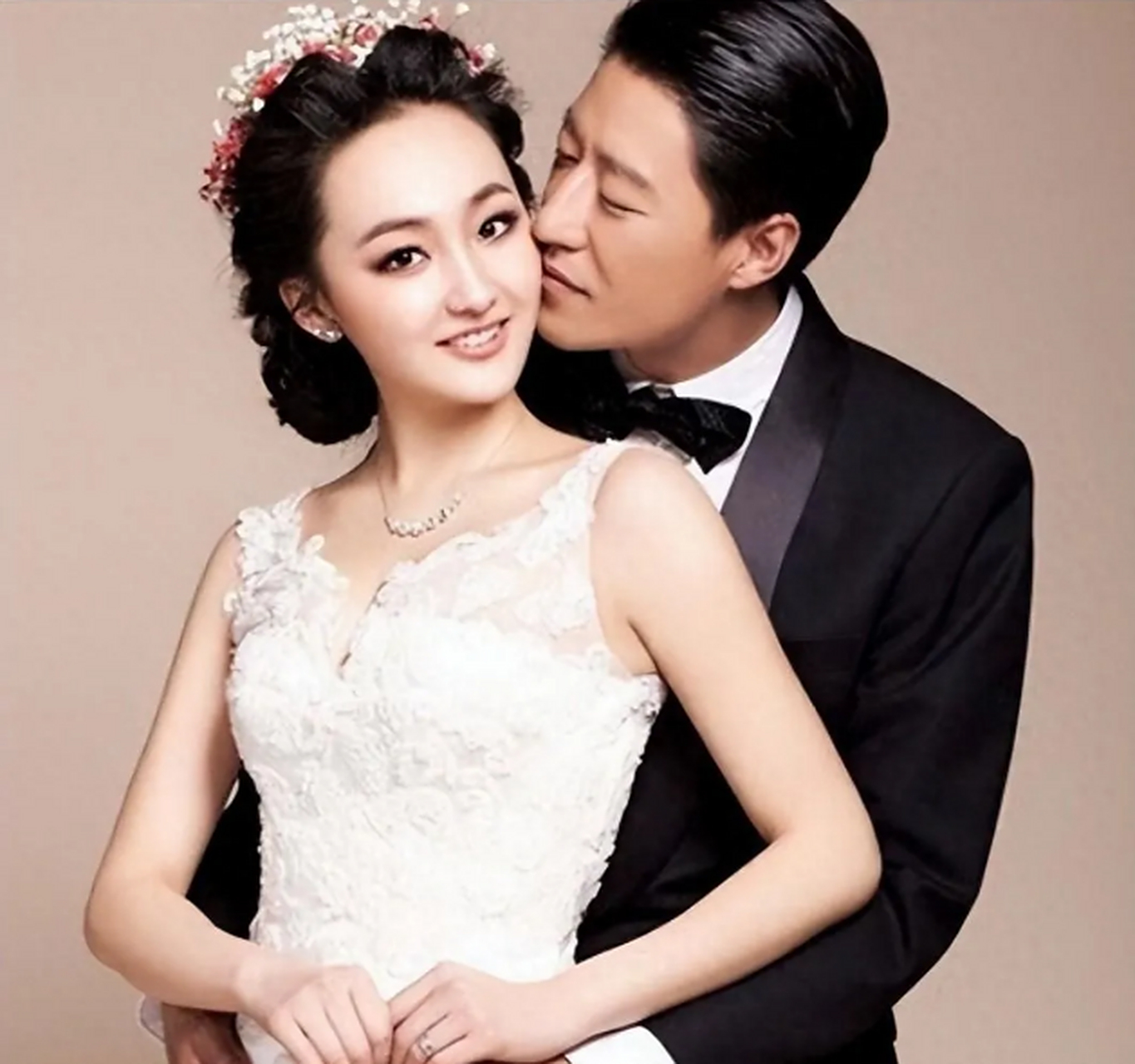 2010年的一天,于震拿起手边的凳子,愤怒地砸向了怀孕的妻子方柏霓.