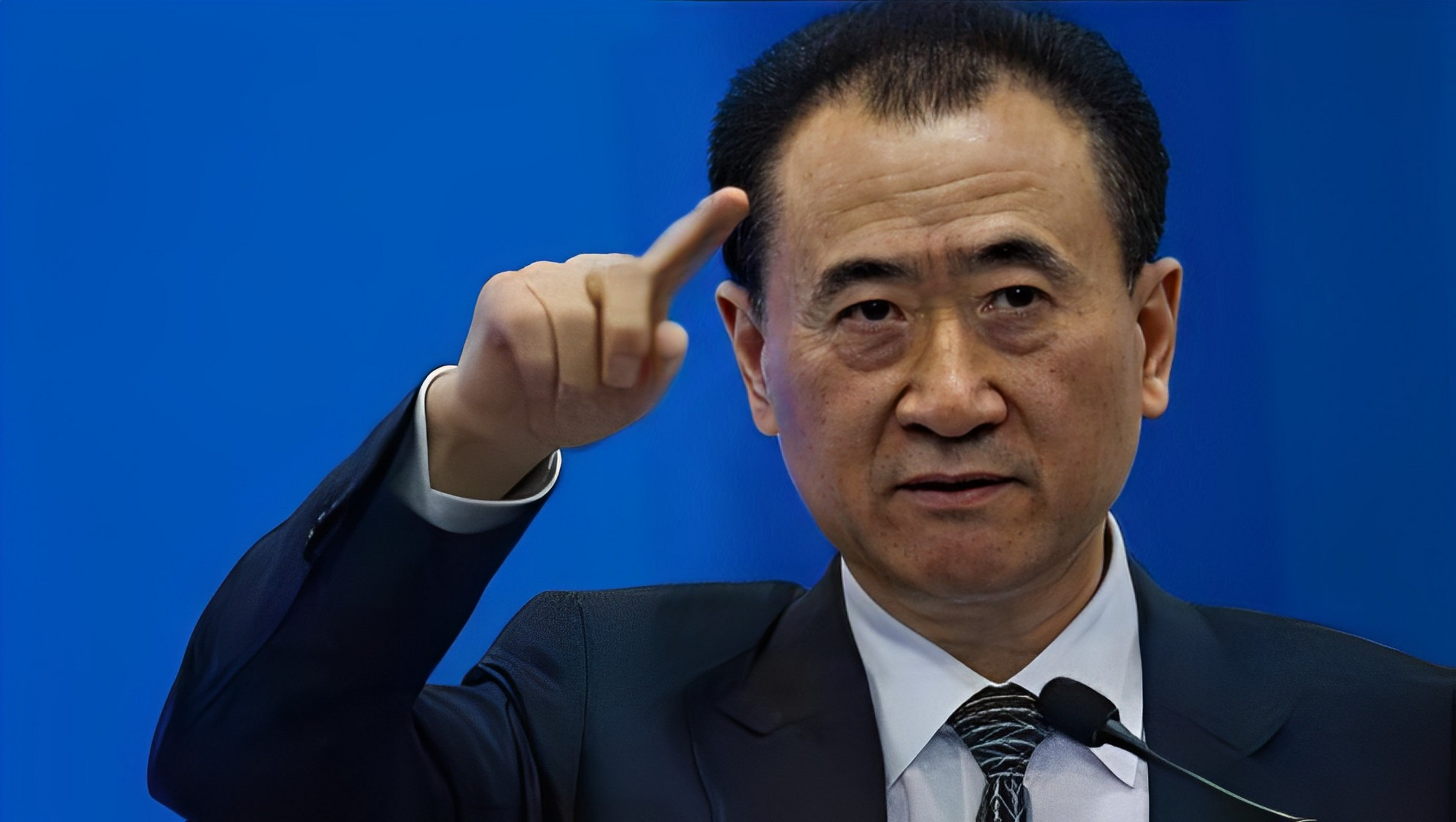 王健林5岁时的家庭照片,他的父亲是老红军王义全.