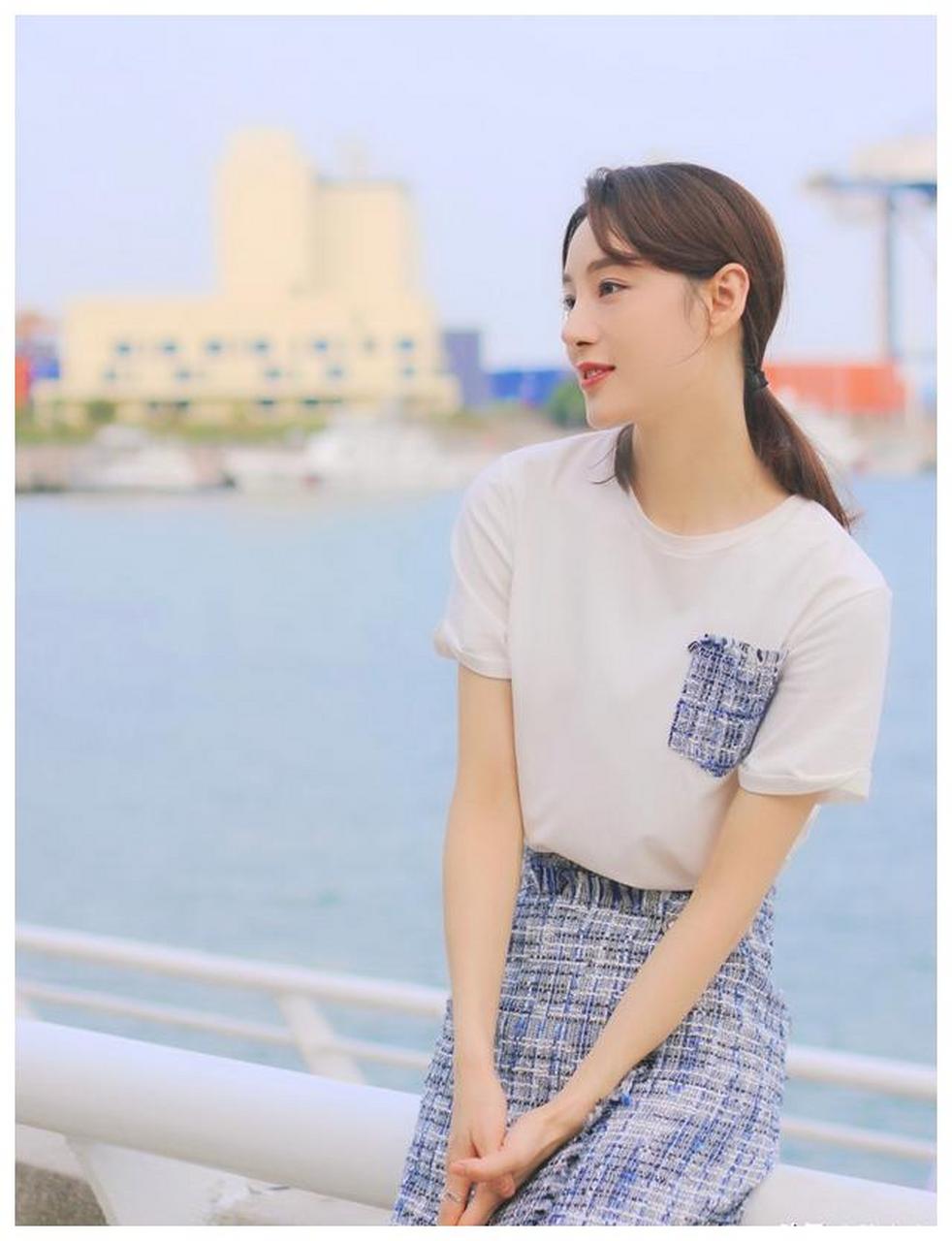 赵圆瑗短裙美腿性感写真