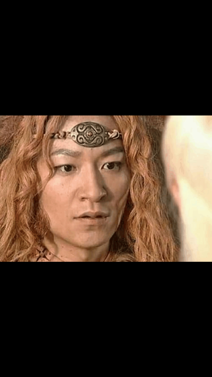 图1是陈浩民版本西游记中的哮天犬,这个打扮着大红色的绸子和大红花