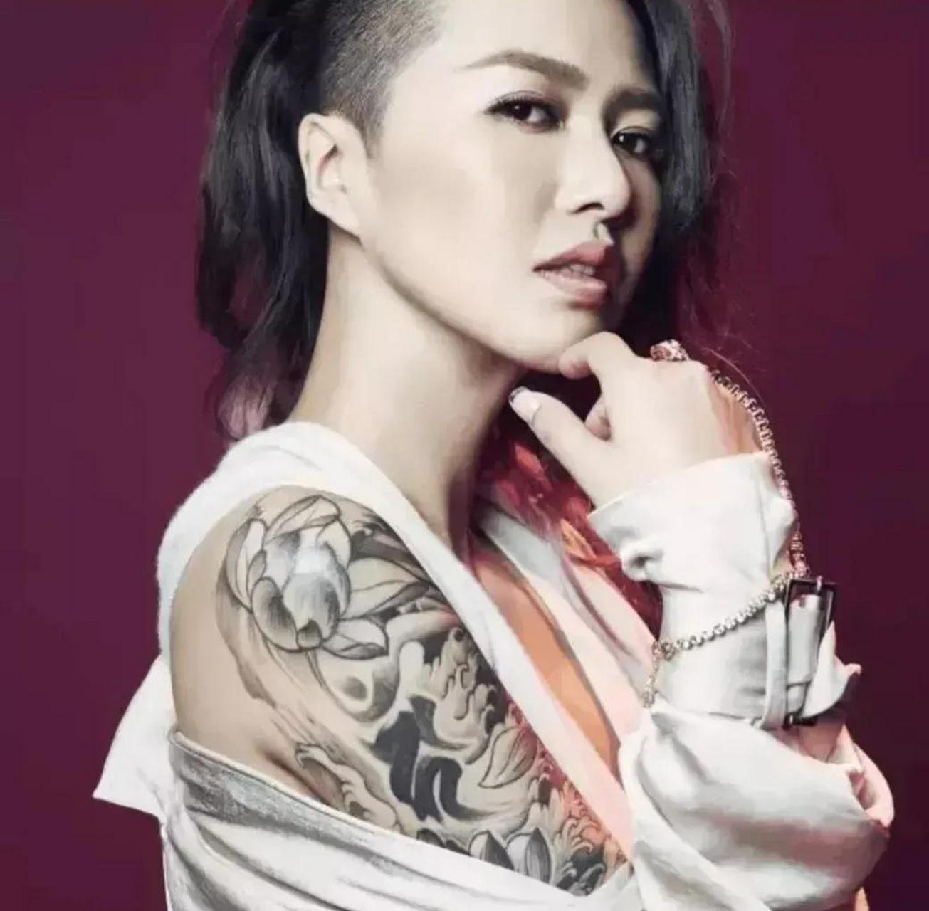 gif创作人# 谭维维的花臂,据说纹了两年,真有勇气, 这可能也是她不穿