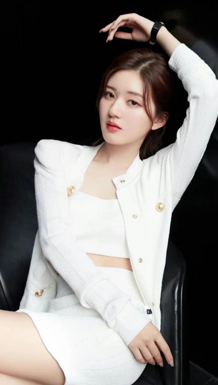 赵露思这组图可以做壁纸了,白色西装造型干净利落