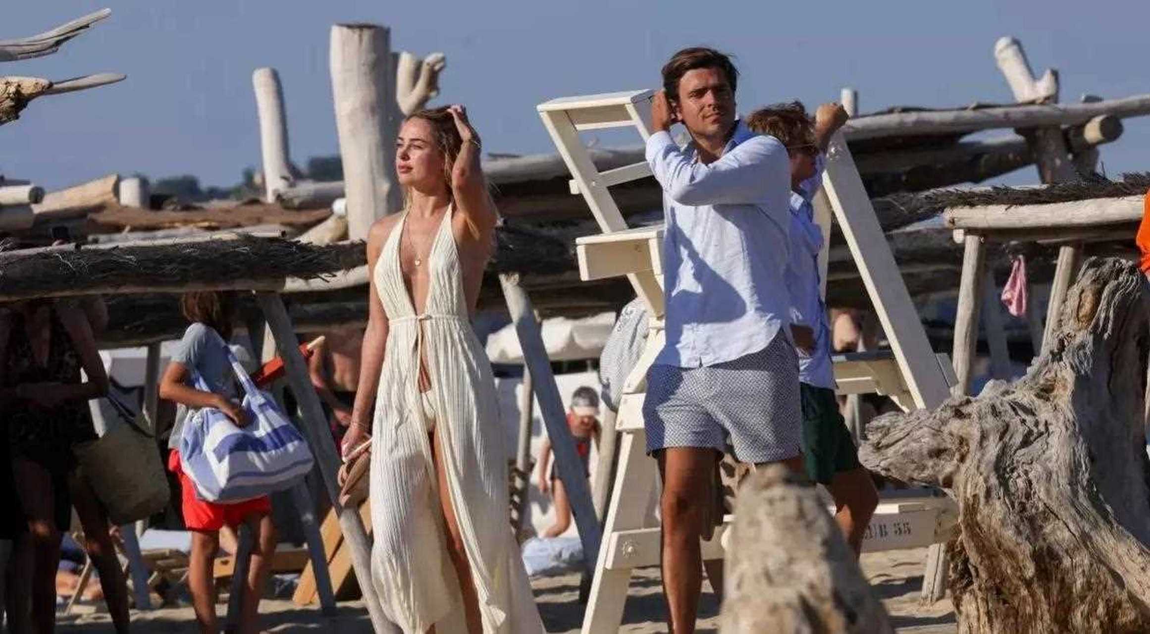 金伯利加纳和男友恩爱有加令人心动,穿衣搭配尽显妙曼身材.