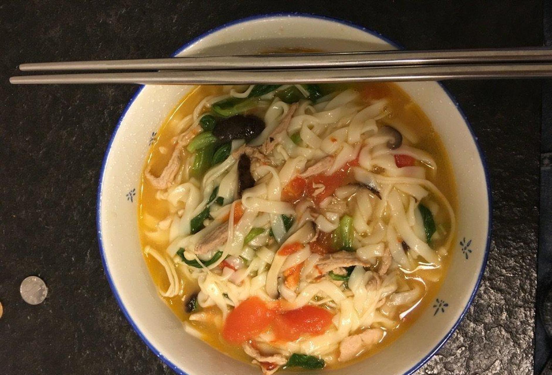 上海的美食非常多,其中有一道美味特别适合 吃,那就是烂糊面.