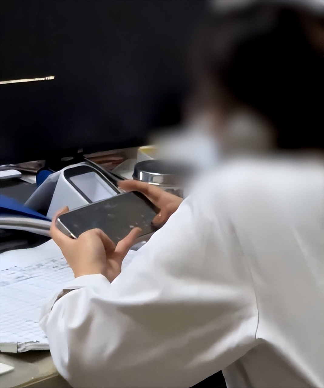 王女士称,当时自己家属输完液要拔针,喊了护士3遍,但她一直在打游戏