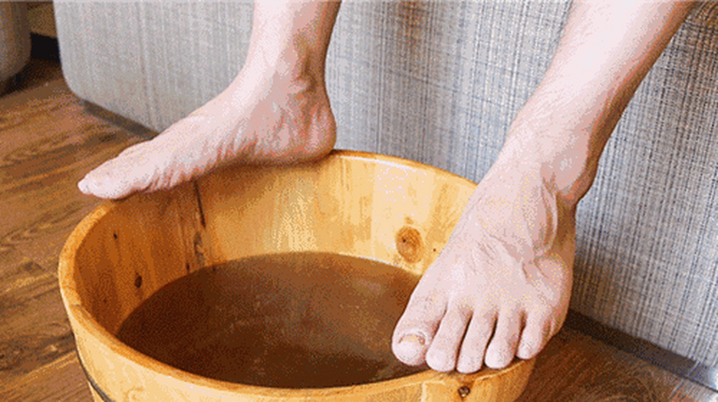 很多人都习惯在冬天泡脚,但是夏天泡脚也有很多好处.