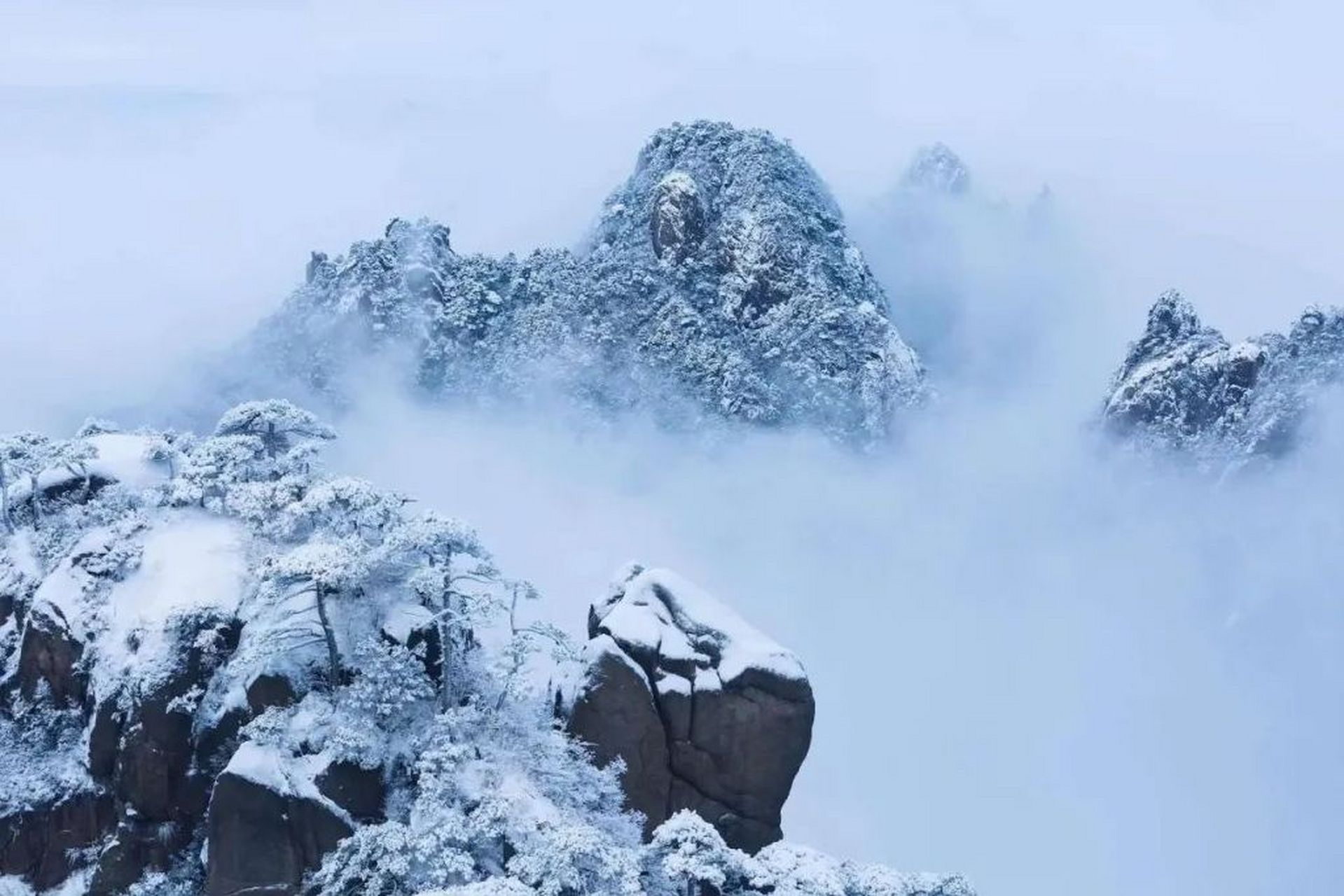 三清山雪景实拍,虽然是小雪,但别有一番风味,人们好像来到了一个优雅