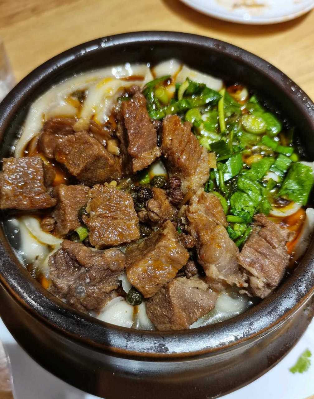 晚餐,花13块钱吃了一碗吉庆瓦罐面,我能说这是郑州肉给的最多的瓦罐面