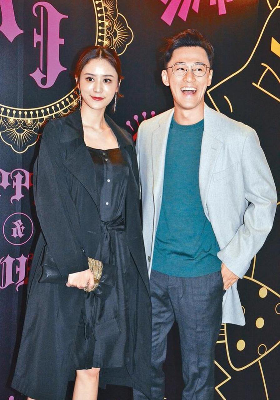 林峰96年女友张馨月,穿高衩长裙秀美腿,手上戒指坐实峰嫂身份