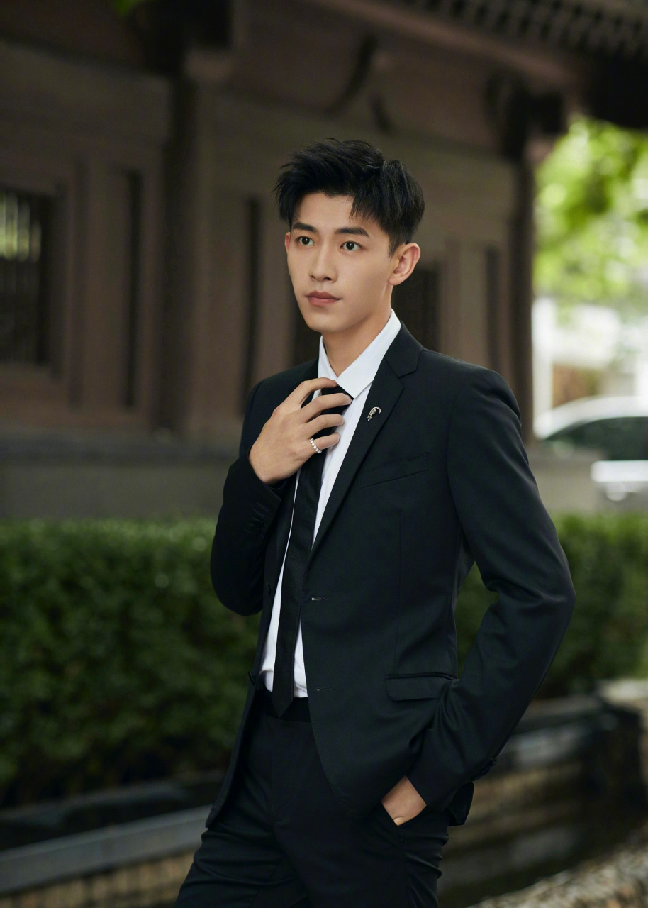 天果时代# #时尚研习社15期# 辛云出席电影《革命者》的首映观影礼