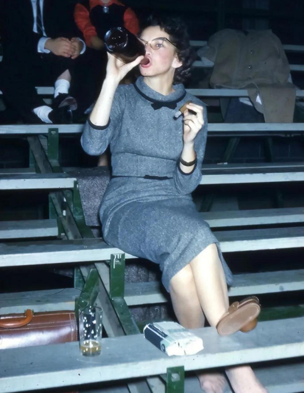 亮点是她将鞋脱去,一点不讲究,不怕失去美女范儿,这就是美国70年代