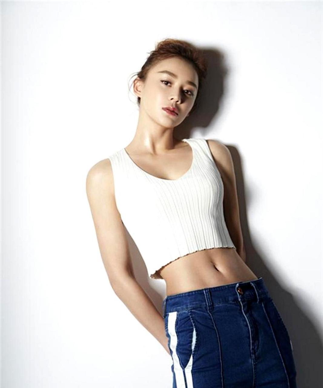 袁姗姗的腹肌线条非常明显,看来她平时锻炼量很大.