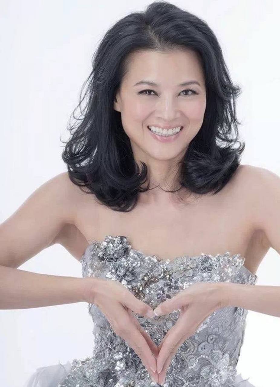 黎燕珊是第一届"亚洲小姐"选拔赛的冠军,主演过《喜宝》《香港情》等