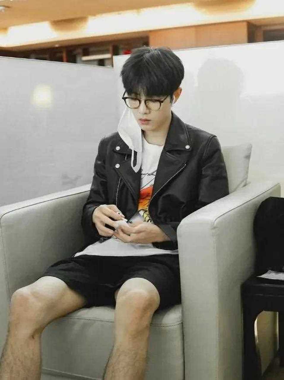 肖战的腿毛火了,太抢镜了,那么清爽干净帅气的容貌和那茂密的腿毛形成