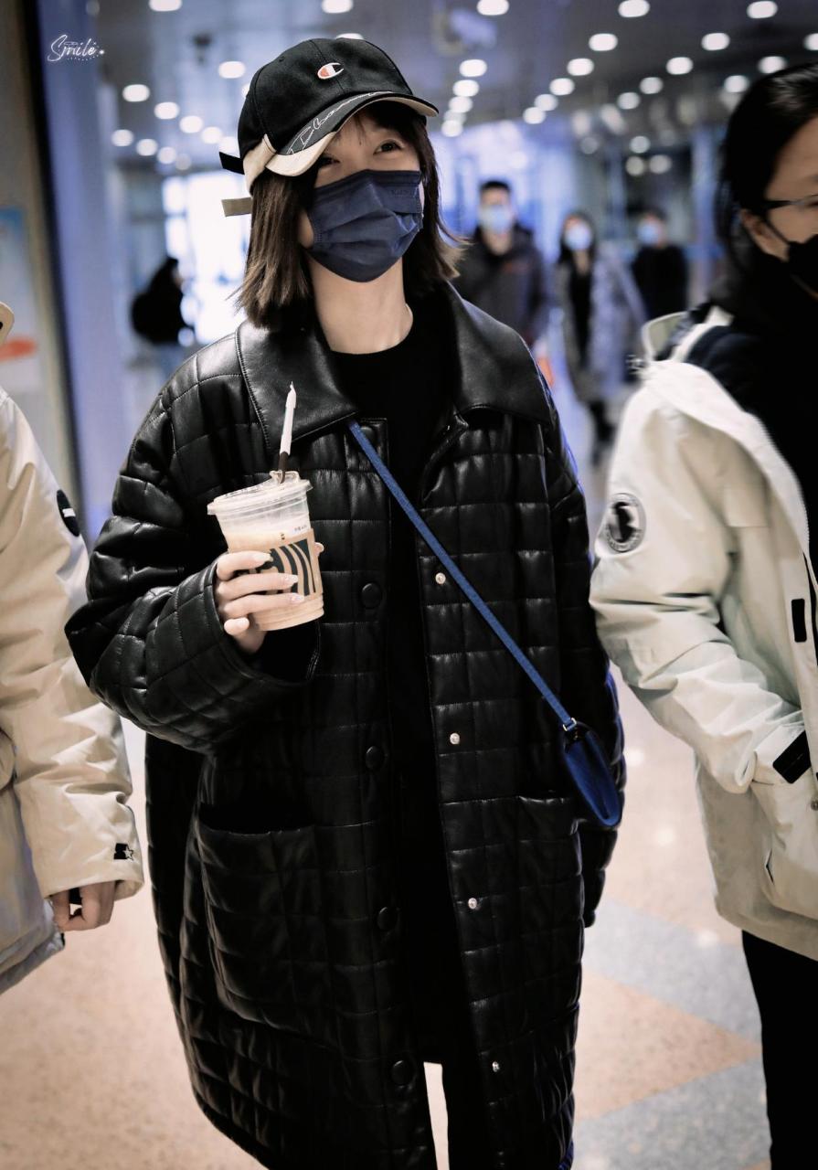吴宣仪今日机场街拍 棒球帽搭配黑色皮衣超酷,小短发好甜呀素颜状态也