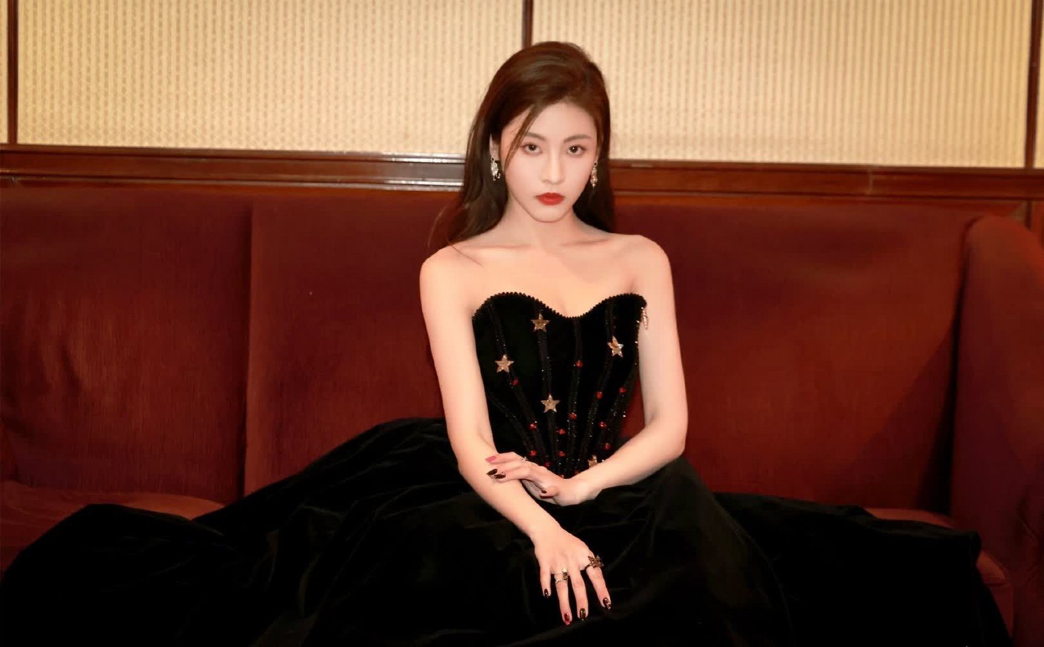 孙芮红唇黑裙魅力十足