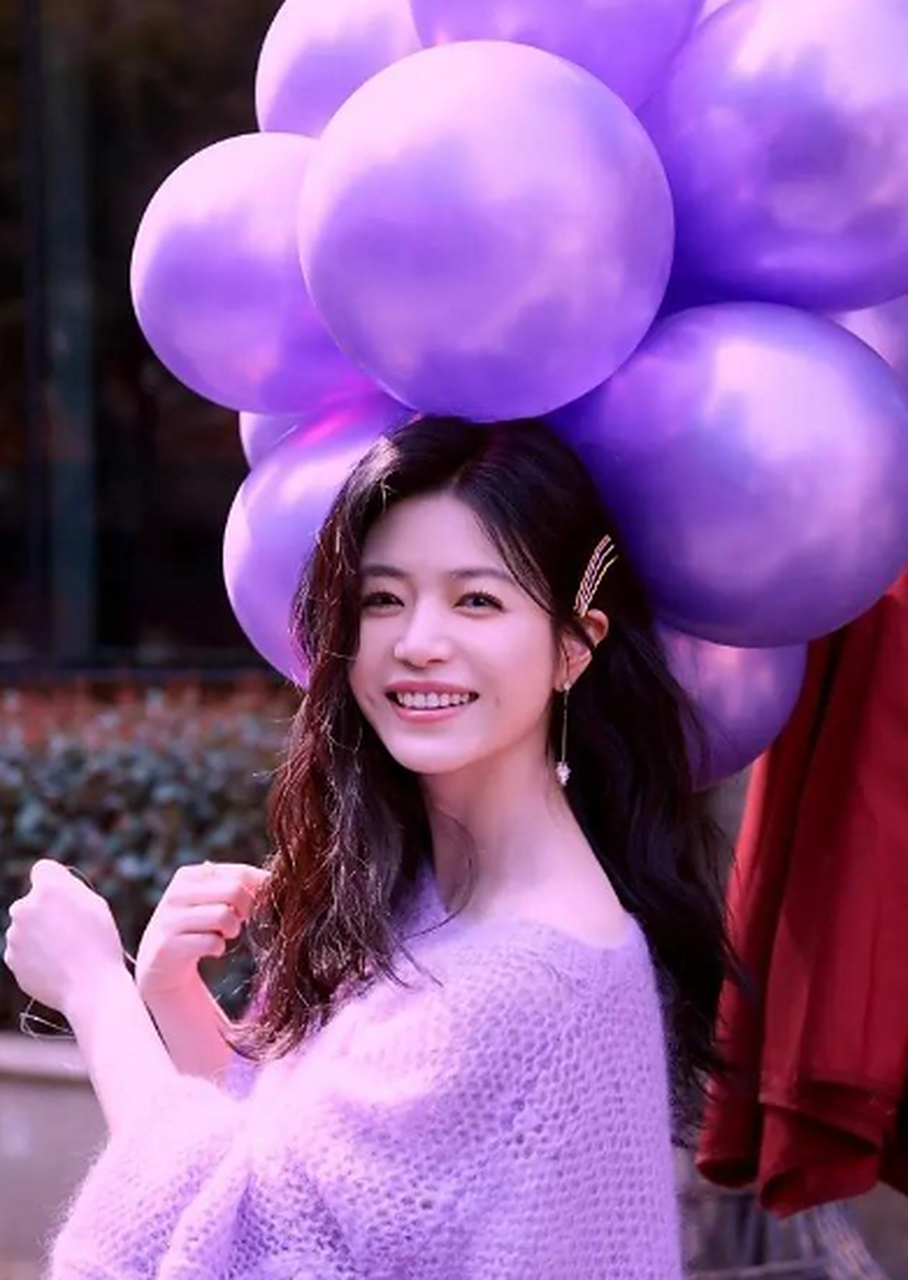 陈妍希全新造型,身穿香芋紫色的毛衣,露肩羊毛衫,搭配一条黑色短裙