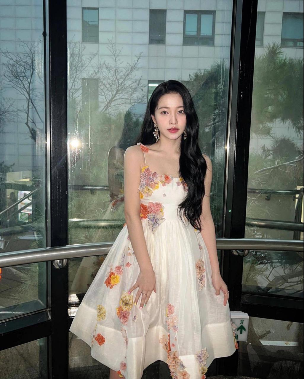 红贝贝穿搭 yeri更新照 ,公主美貌营业 red velvet金艺琳更新照片,穿