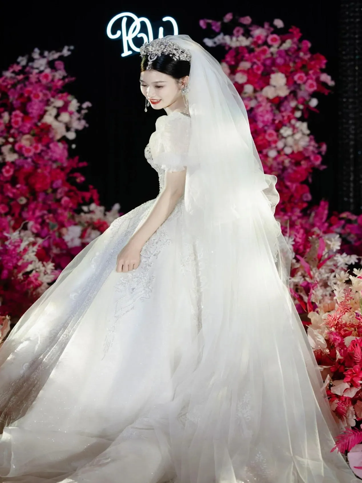 小王和小张就是这样一对年轻人.他们来自不同的家庭背景和教育