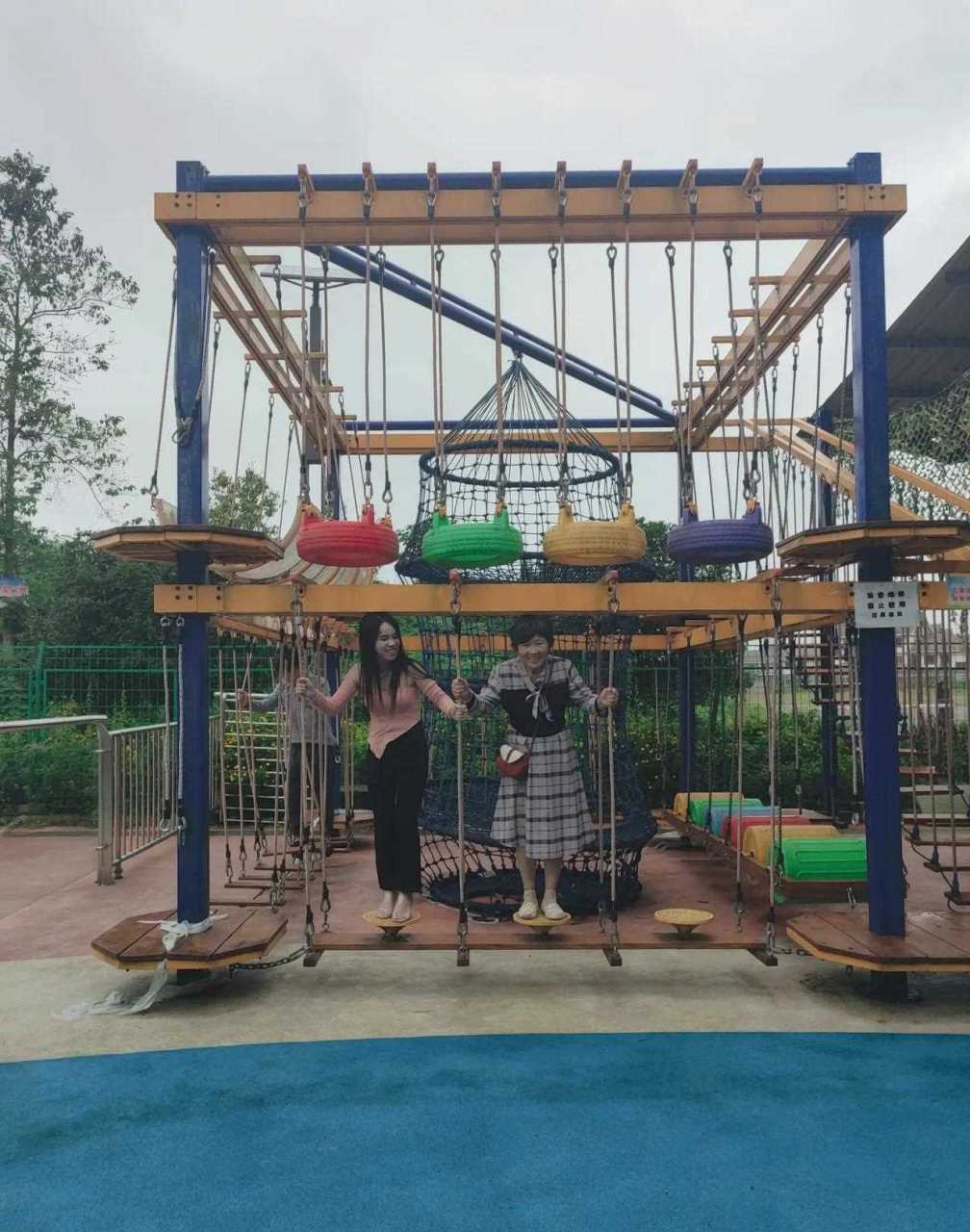 重庆铜梁区奇彩梦园,门票30元,风景不错,花还在栽种阶段,现在去游玩的