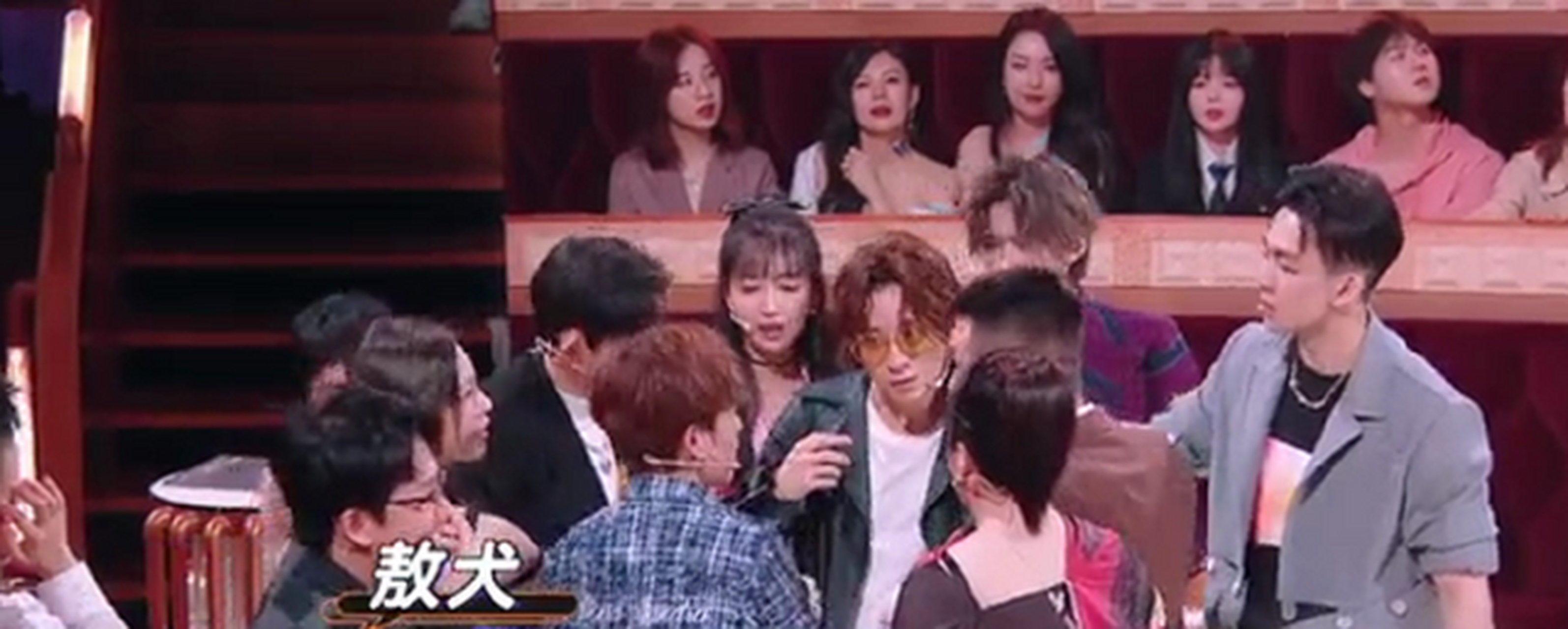 组图:敖犬录制节目手部受伤缝合多针 心系表演令众人心疼[双手鼓掌]