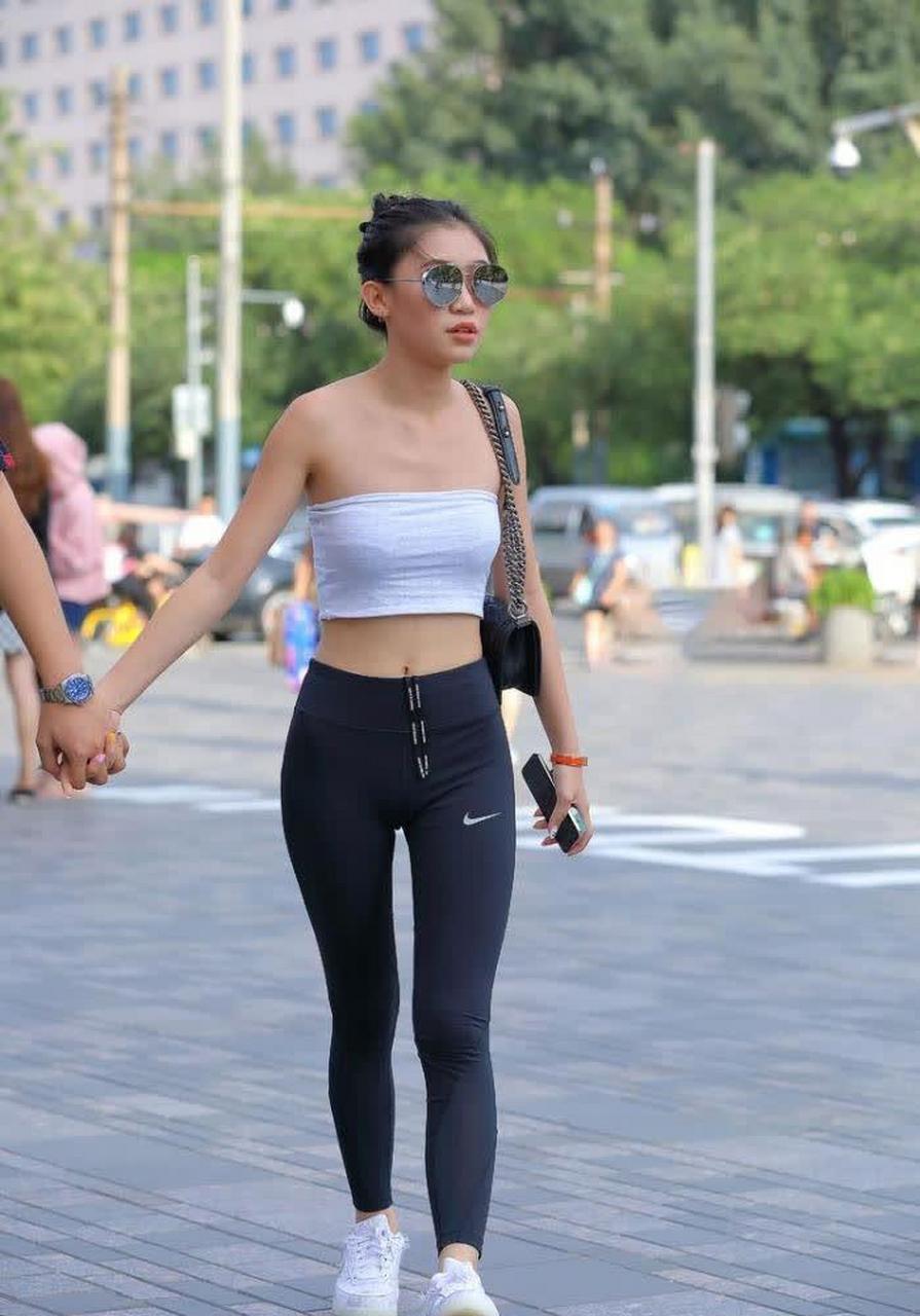 街拍小姐姐穿上无肩带内衣出门逛街网友你男友不怕你走丢了