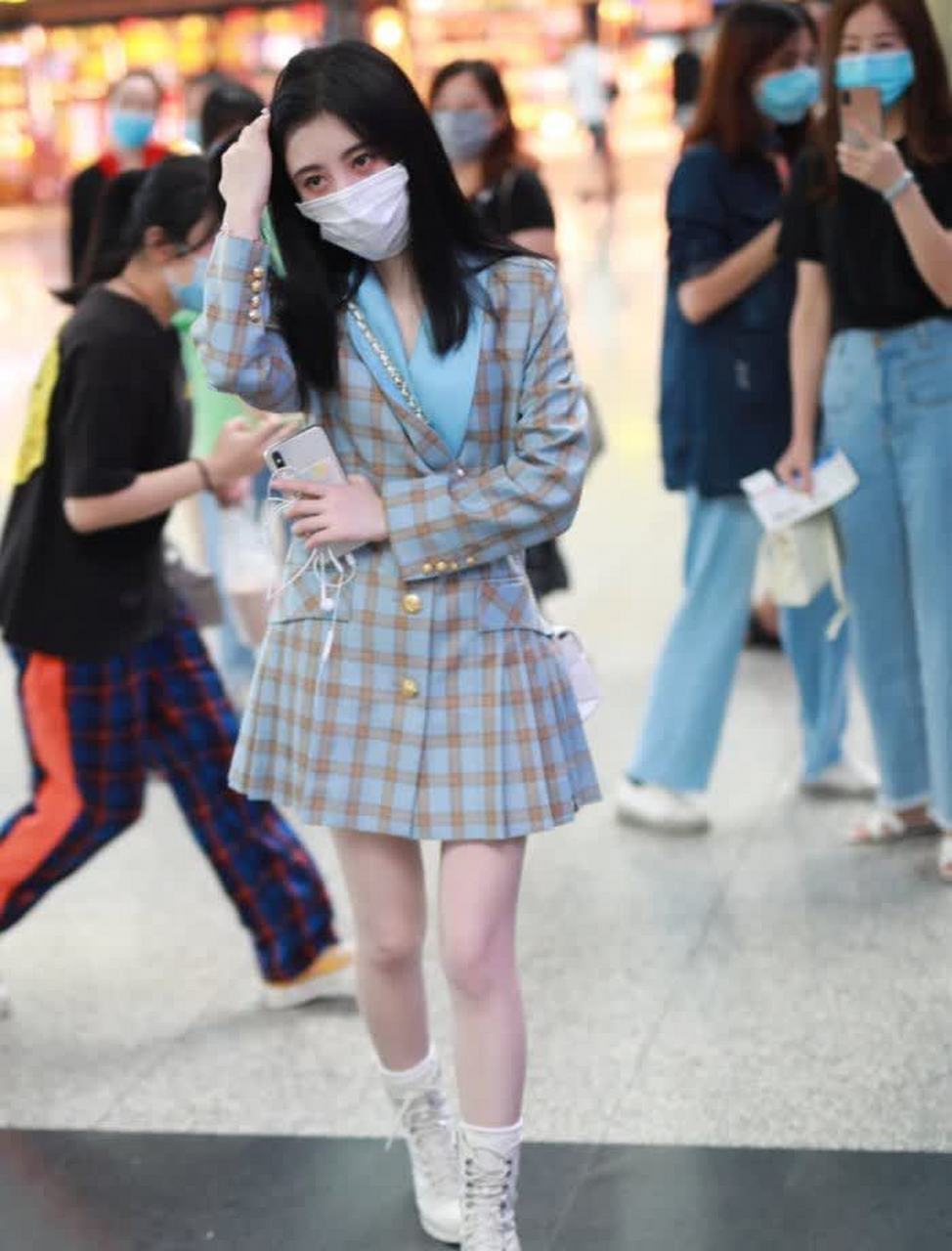 鞠婧祎身穿格子外套搭配白色皮靴,大秀身材,少女感十足[悠闲]