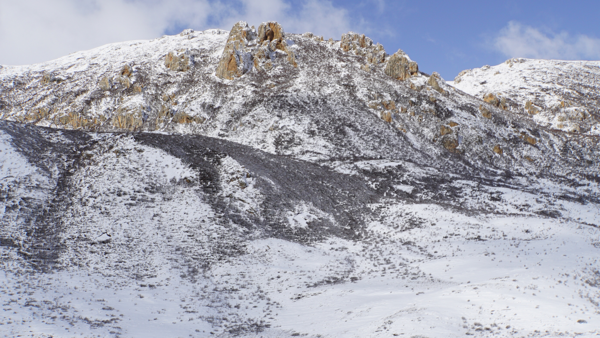 青海省玉树州的巴颜喀拉山,三江之源,藏族人叫她"祖山"确实有道理.