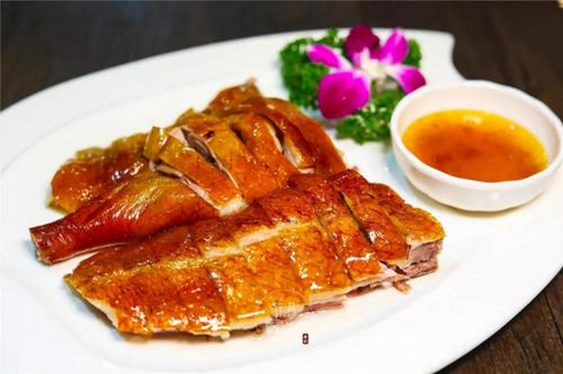 烧鹅是广东非常著名的一道传统名菜,深井烧鹅最早起源于广州黄浦区