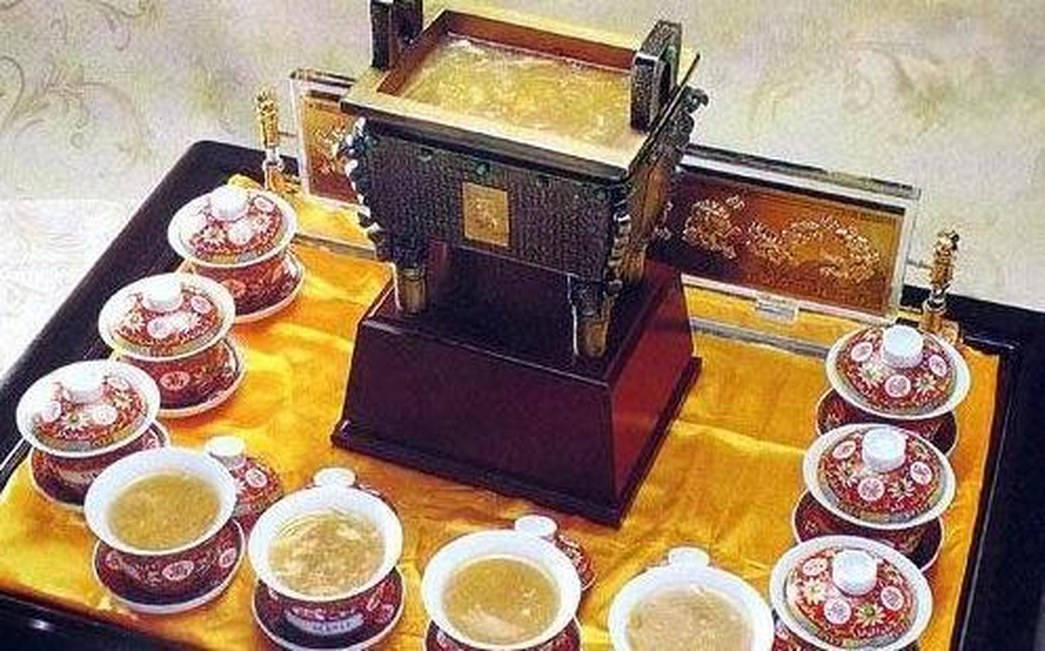 万寿羹又名龟鹤延年汤,是一道湖北荆门的传统特色名吃,以龟肉和鸡肉合