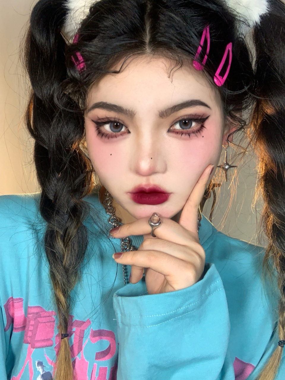 冬日玫红甜心y2k辣妹妆容玫红色是坠显白的 这次用千禧粉盘画了个 玫