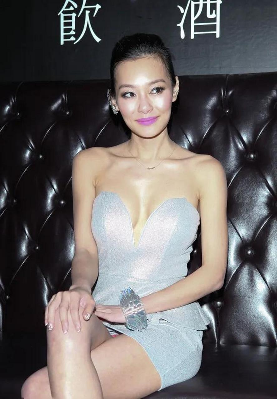 gif创作人# 台湾性感女星王思佳发片现场劲歌热舞,火辣的性感身材