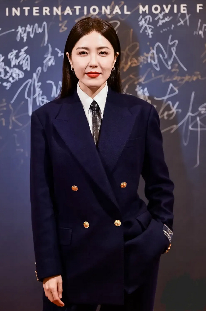 曾黎这是女扮男装吗?