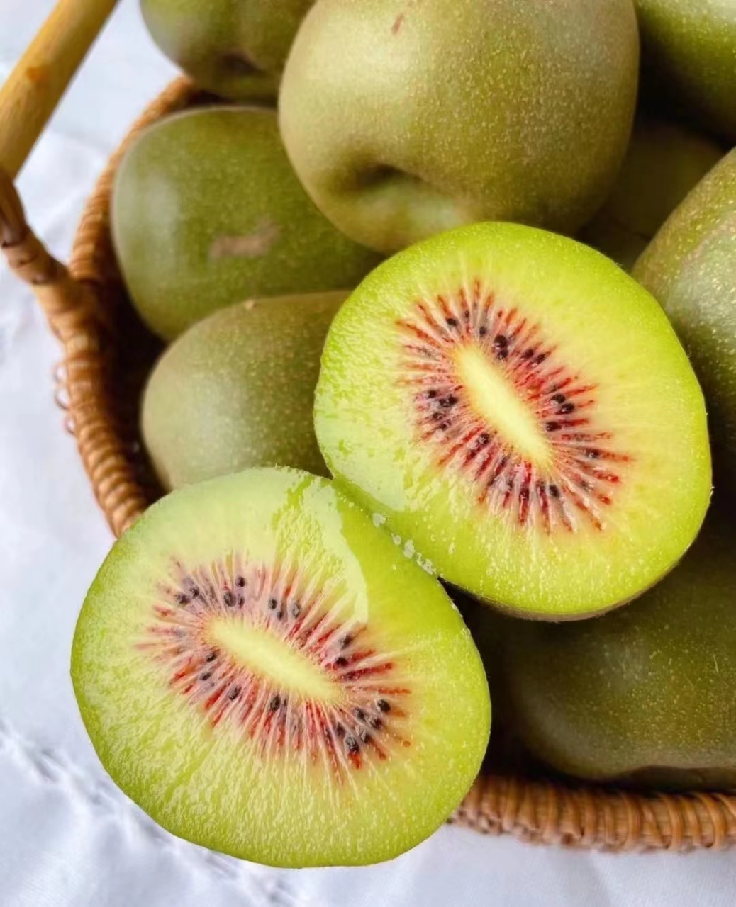 新鲜采摘的红心猕猴桃 让你体验水果的极致美味  绿皮红肉的独特外观