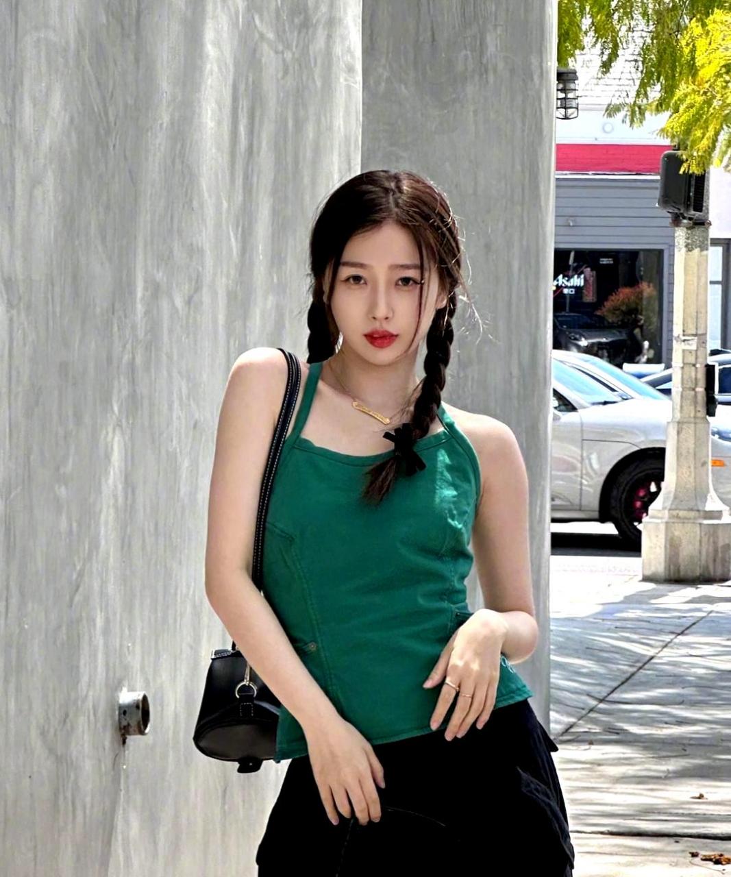 虞书欣在旅游中展示了美丽的背影.