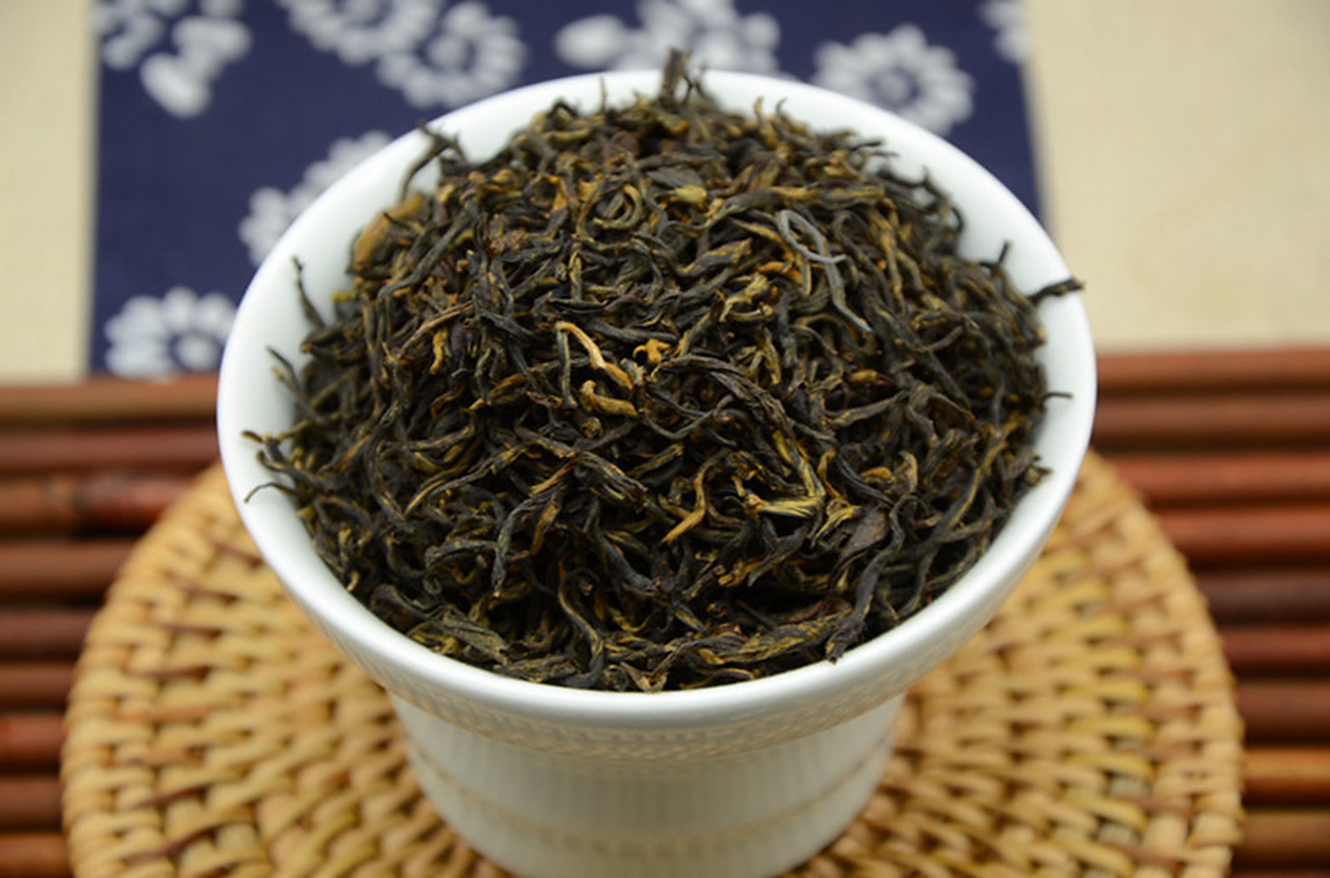 95 这款金骏眉红茶的干茶外形细长,茶汤颜色红艳明亮,闻起来有淡淡