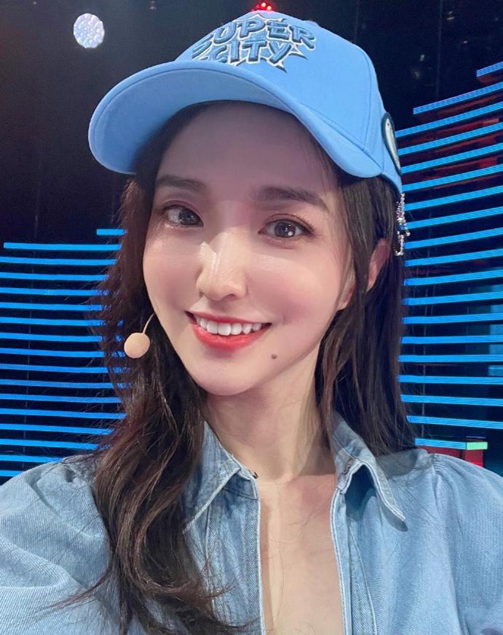 美女主持人郭珺迷人美照欣赏,很美啊