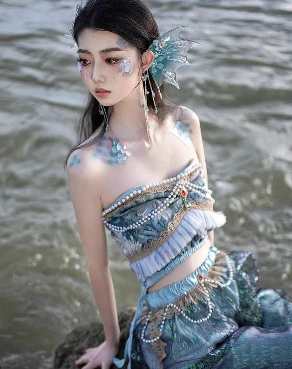 波光粼粼的海边,异域风情精灵妆美女