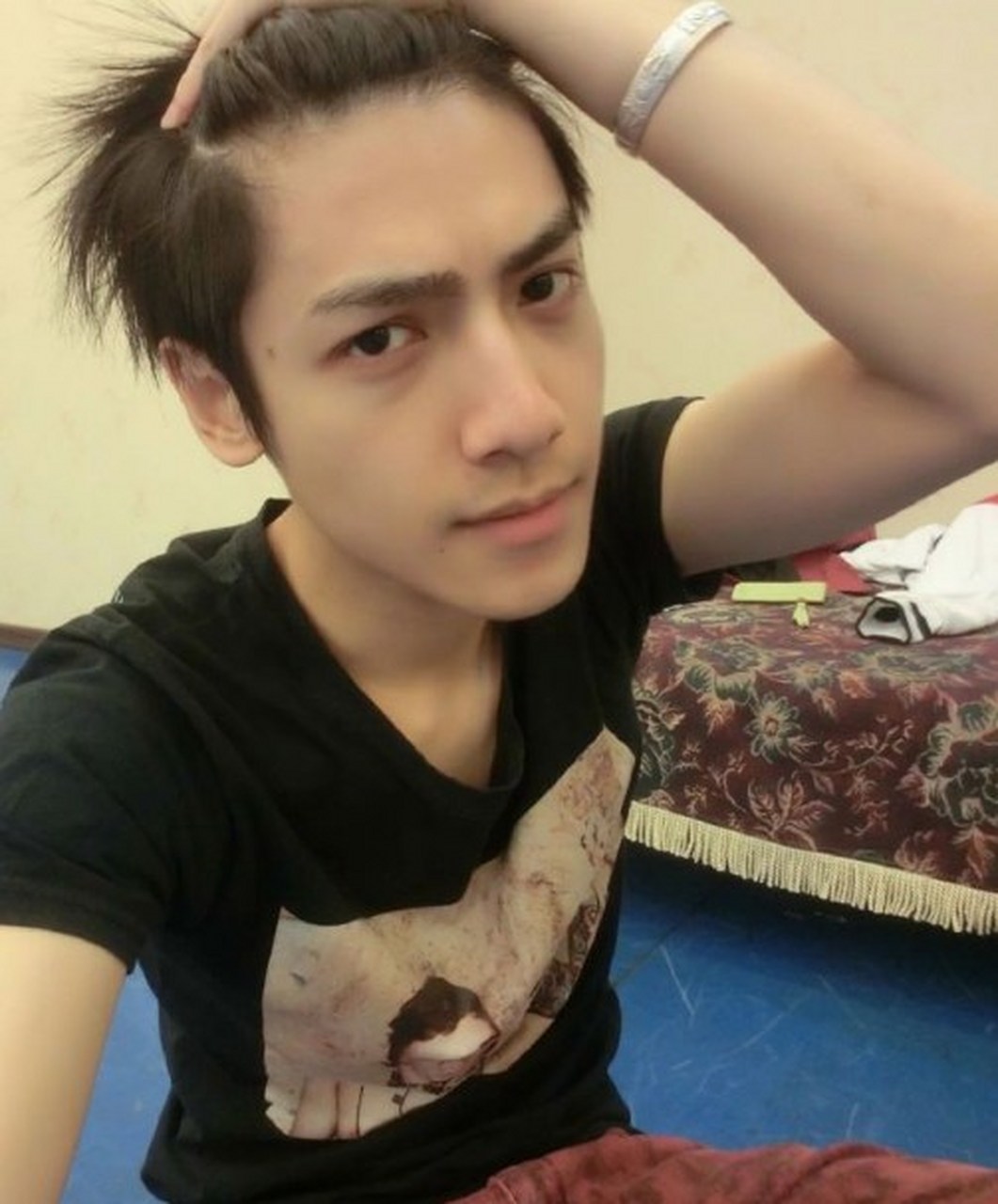 罗云熙早期晒照,不过p1骨相蛮优越的