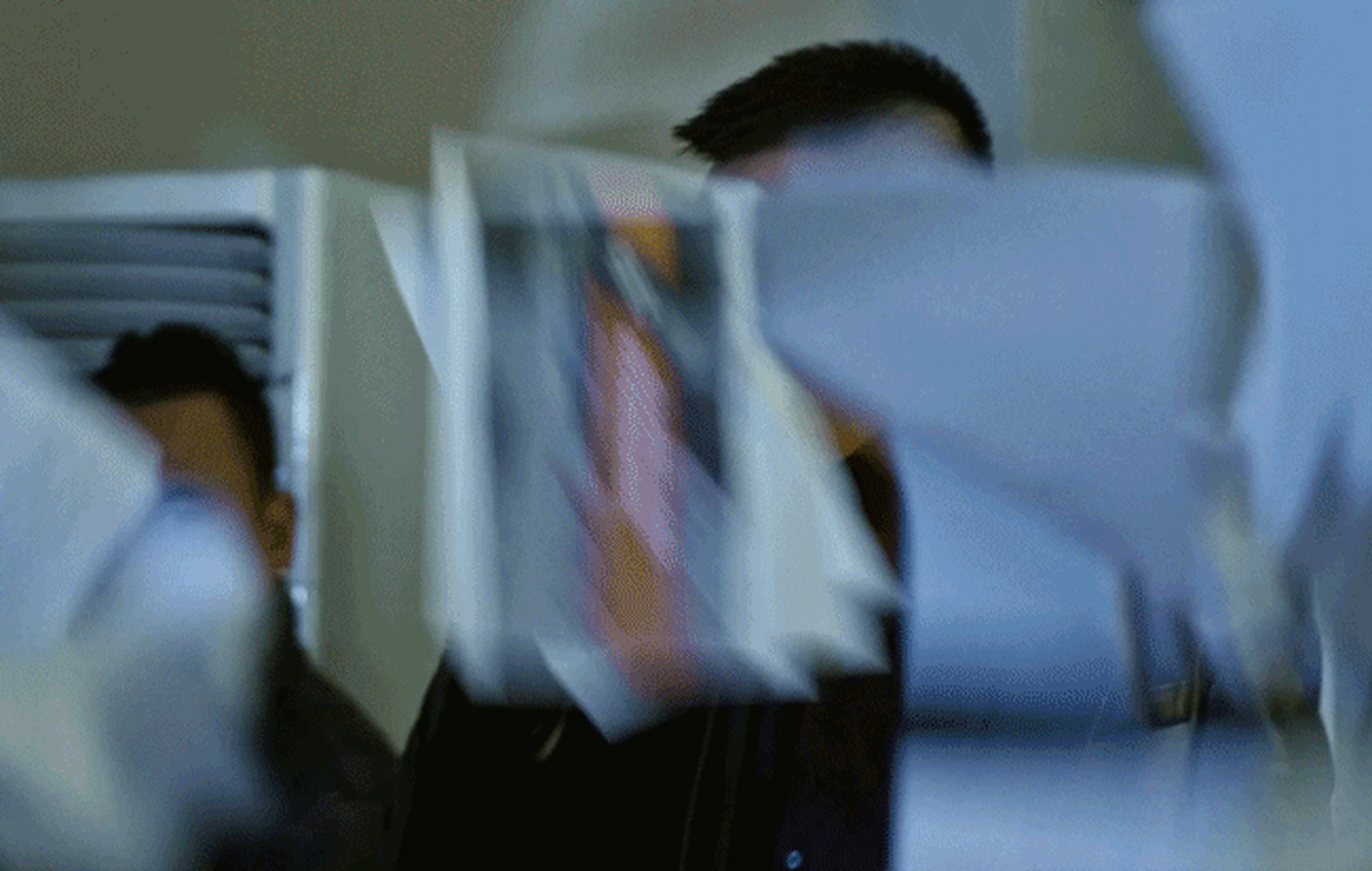 欧豪这造型太帅气了,简直就是反派代言人,又像是古惑仔,抽烟对健康不