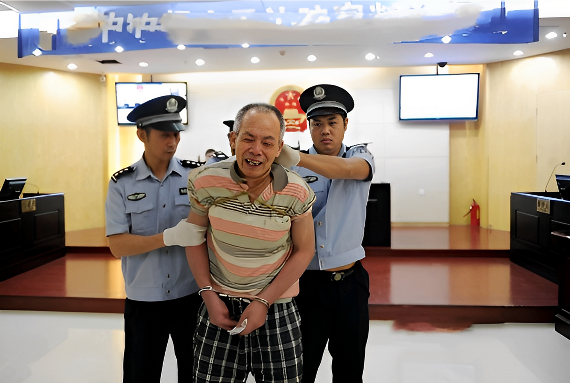 在2012年的广东江门,何锦权即将被押往刑场执行死刑,当他听到判决时