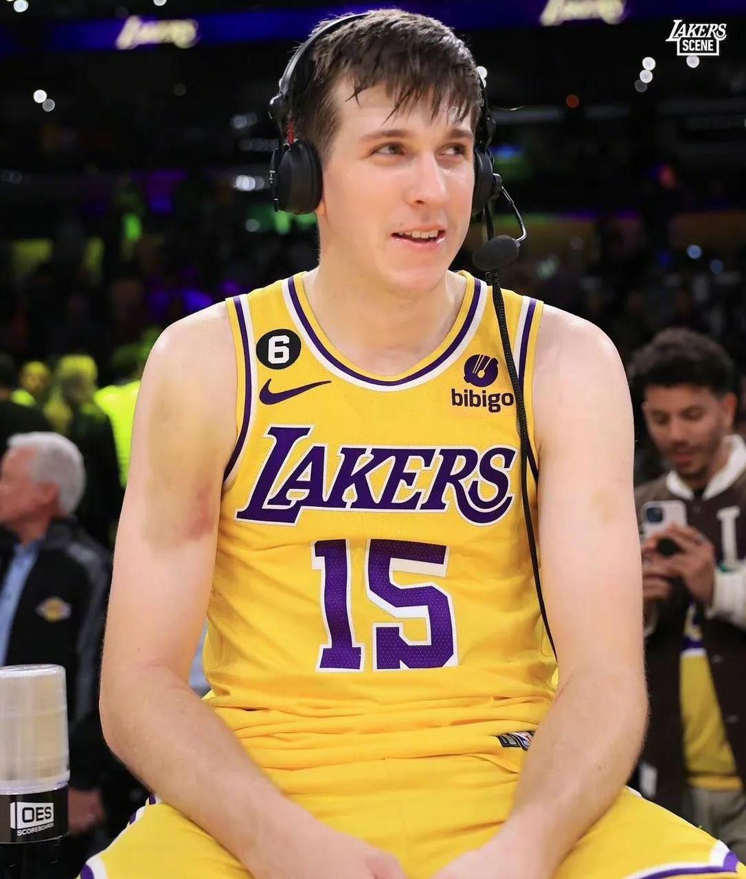 奥斯汀-里夫斯本赛季数据: 本赛季里夫斯为湖人出战64场比赛,其中首发