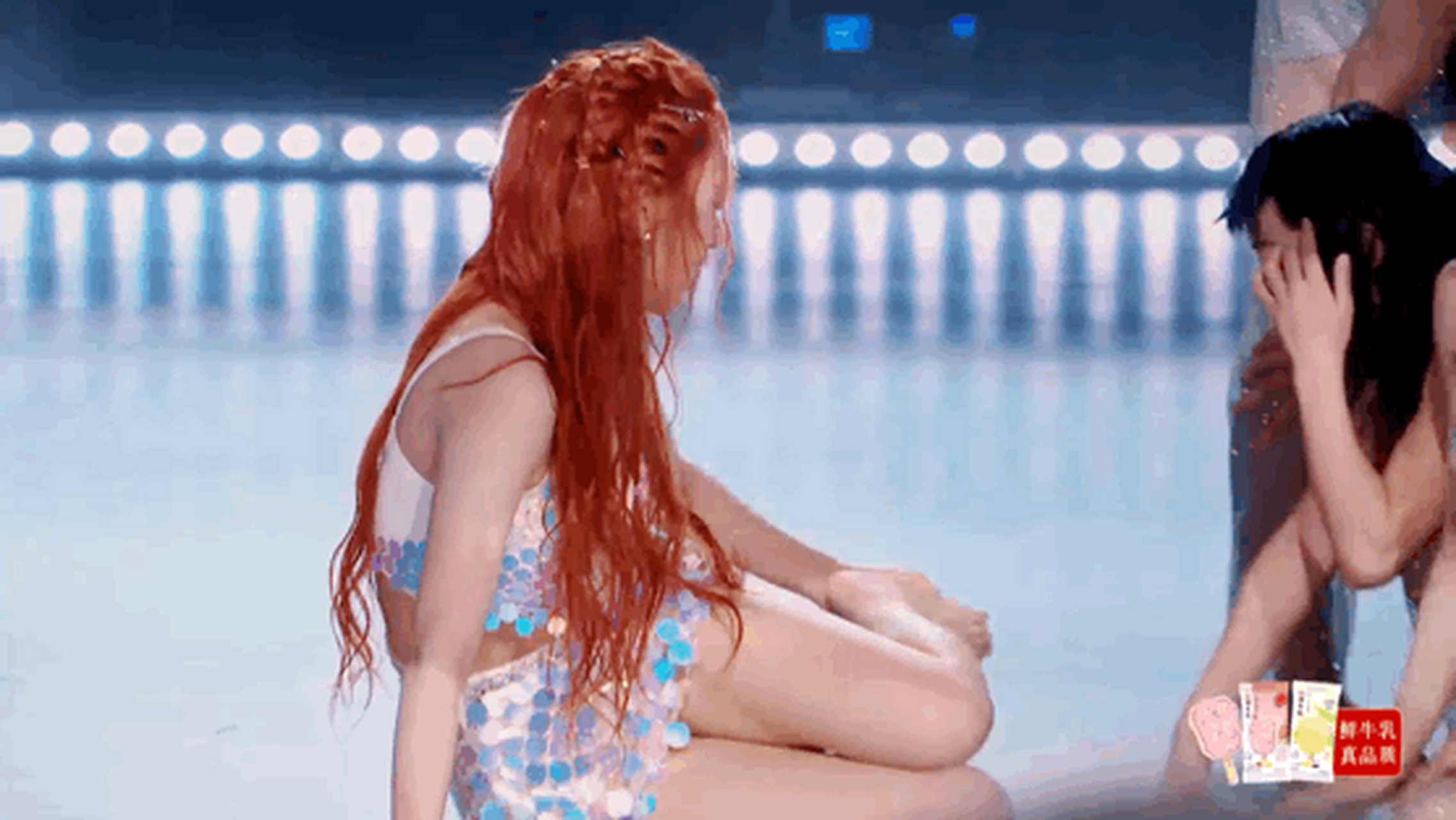 程潇跳一半骨折了# #程潇跳舞摔倒骨折#  #程潇美人鱼造型#  队员: "