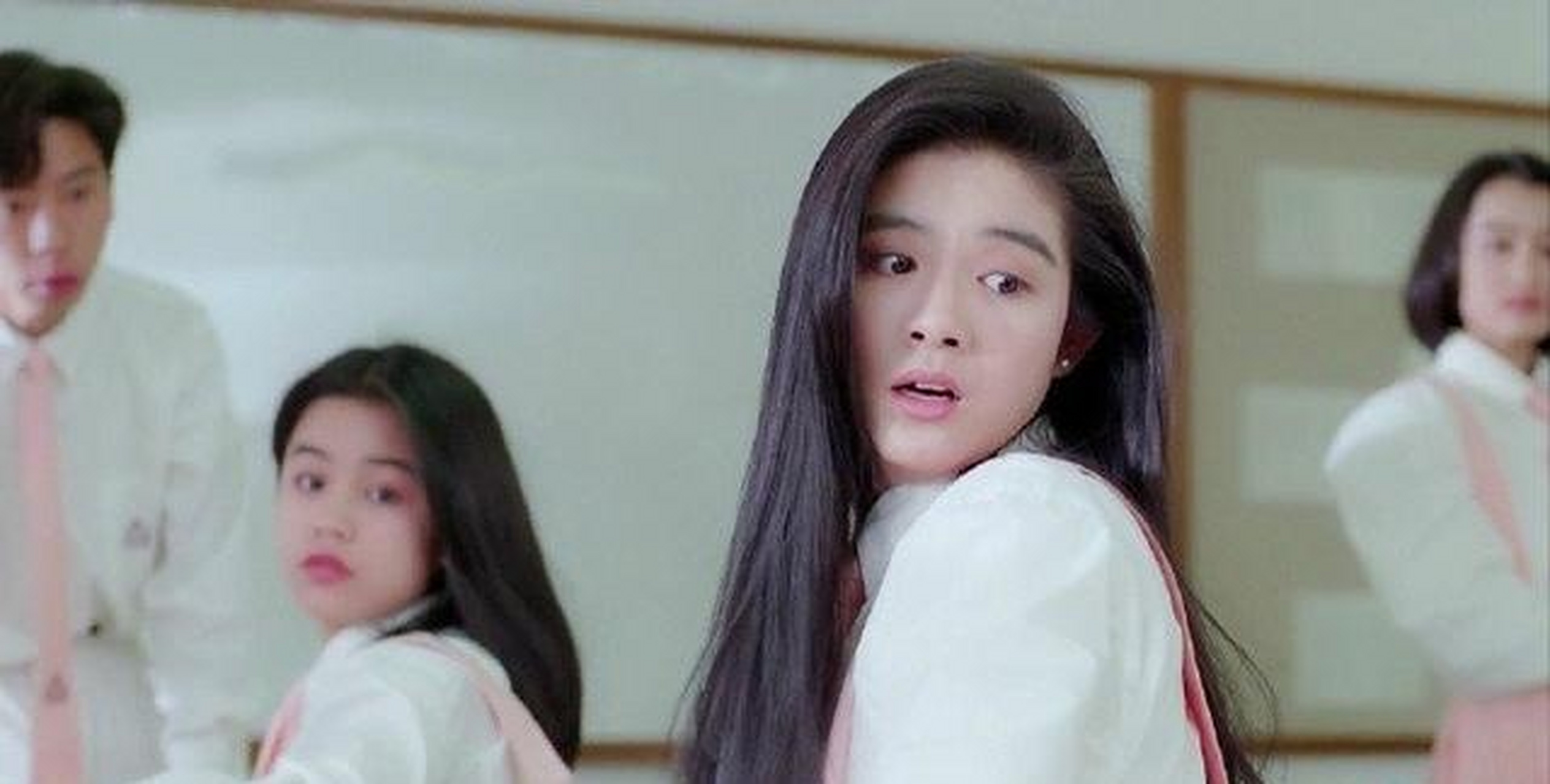 1993年《超级学校霸王》,杨采妮饰演采妮,外表清纯漂亮,心地善良,经常