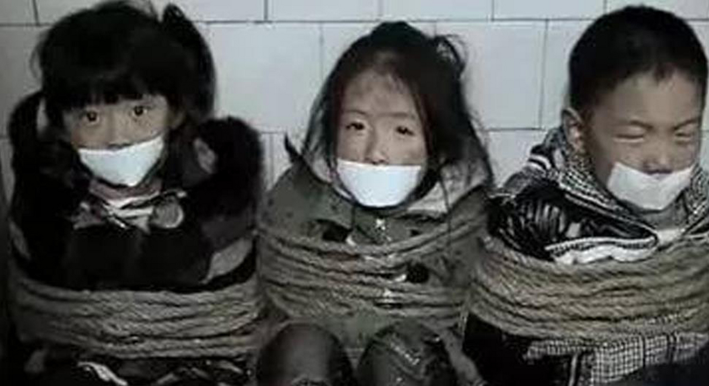 人贩子这么做,是为了模糊他的记忆,以免他找到自己的亲生父母.