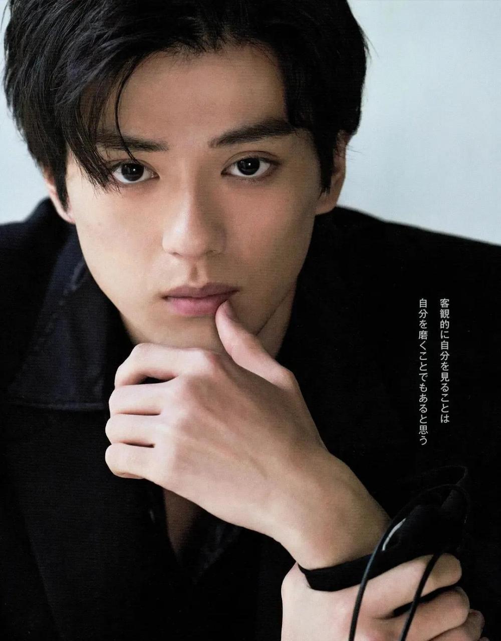 新田真剑佑 1996年11月16日出生于美国洛杉矶 从小在美国长大,2014年