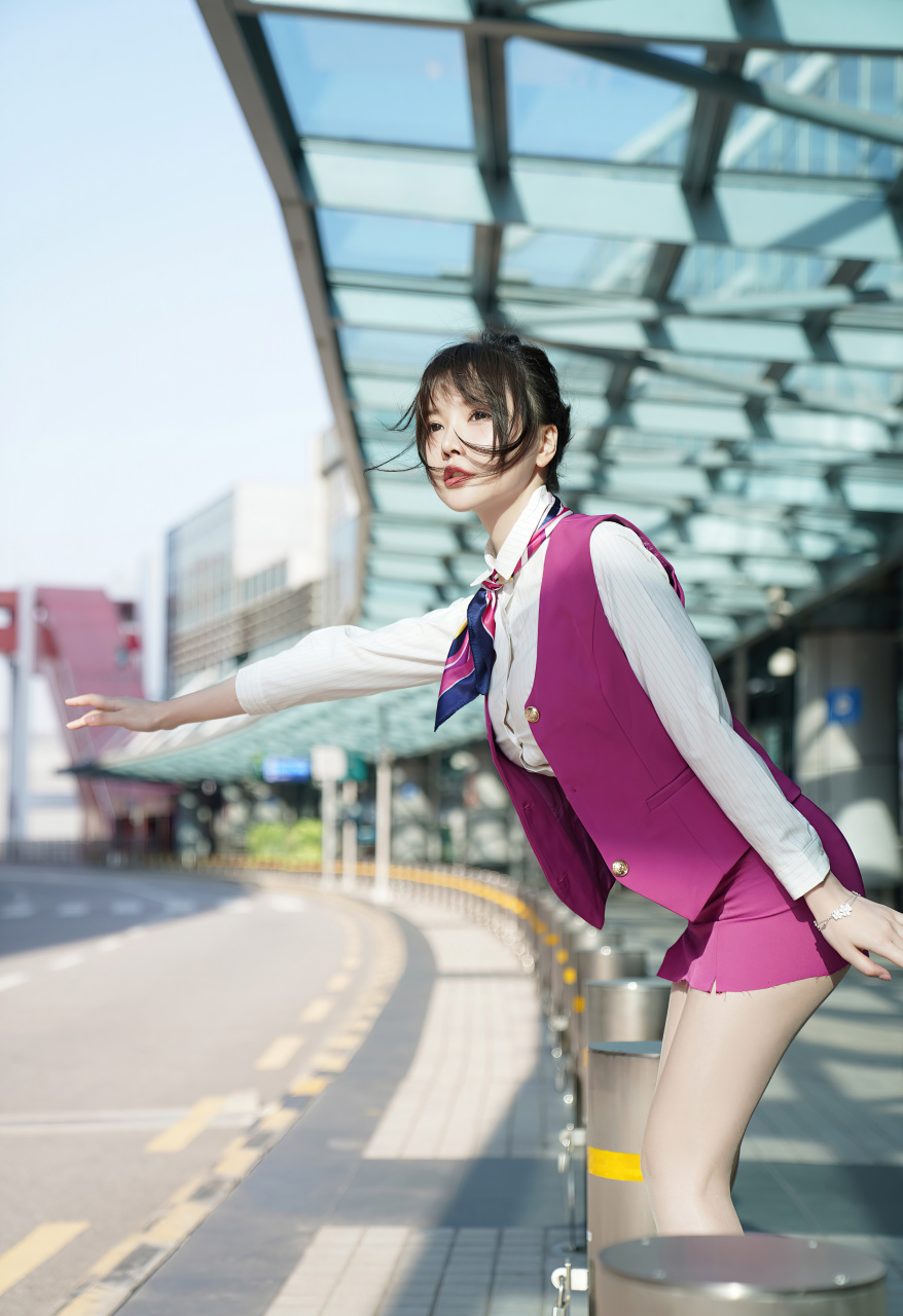 粉色的空乘制服,迷人的丽质,曼妙苗条身姿明艳动人#美女# #模特