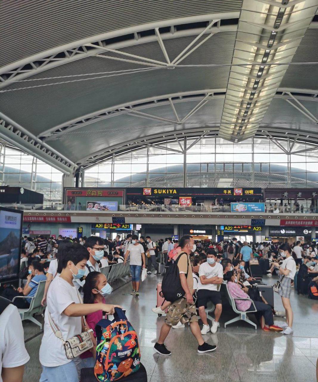 国庆人多的不要不要的,这是广州南站的实景图,看人多吧?