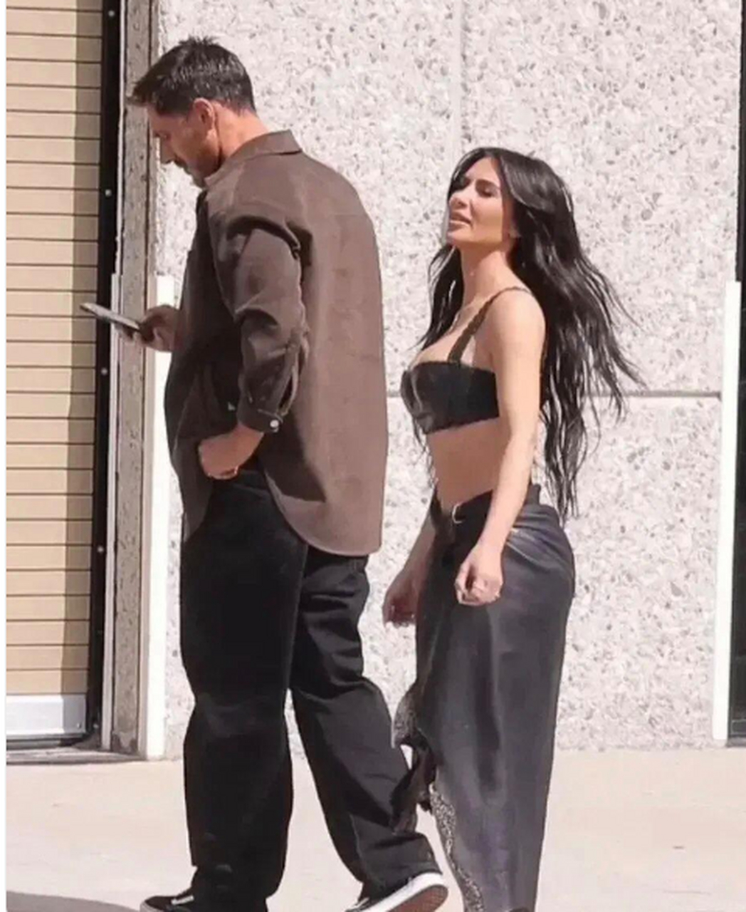 卡戴珊虽然身高不到1米6,但是前凸后翘的身材真是挺好的,还很健美