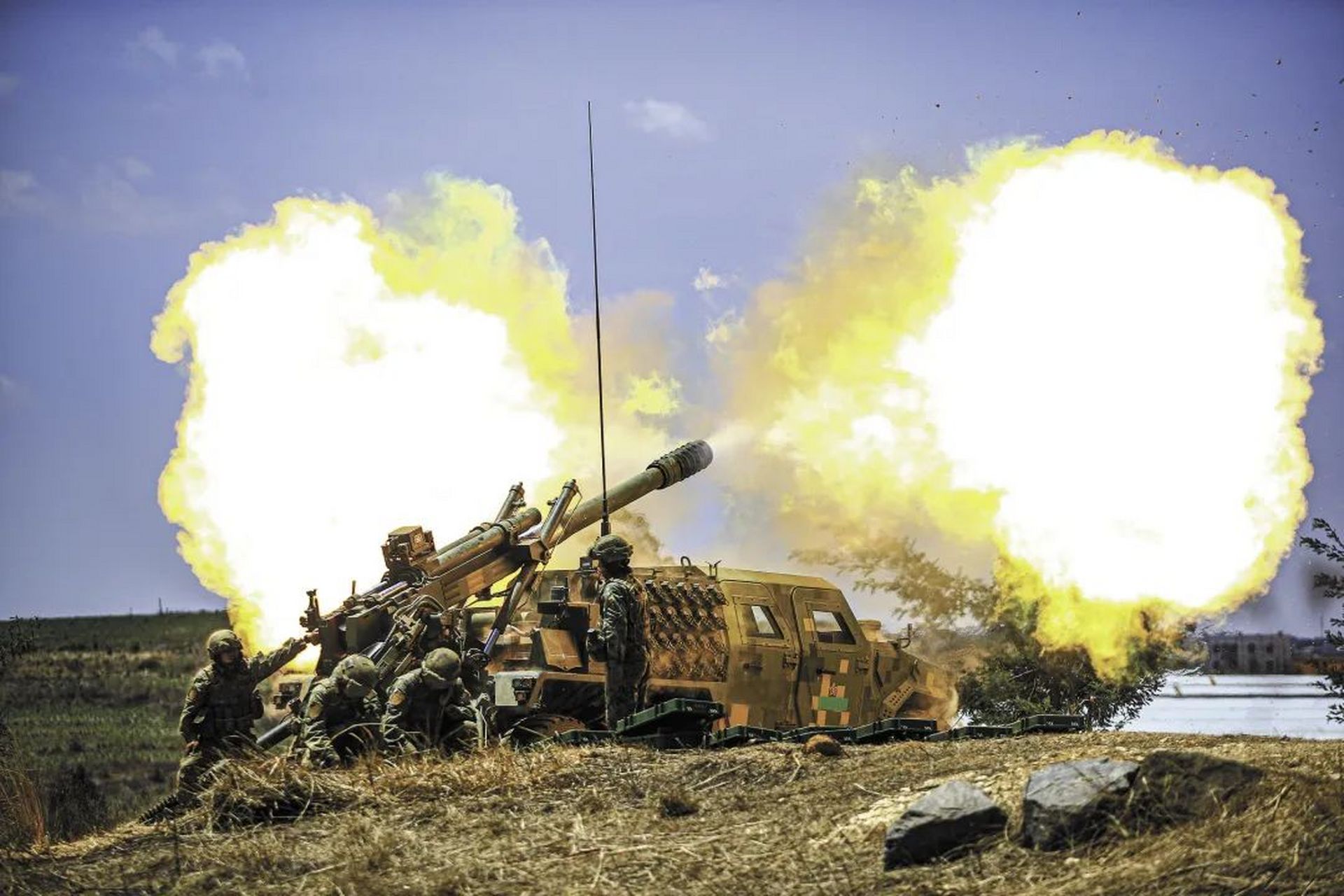 车载122毫米榴弹炮开火瞬间】  图为pcl-171车载122毫米榴弹炮出膛